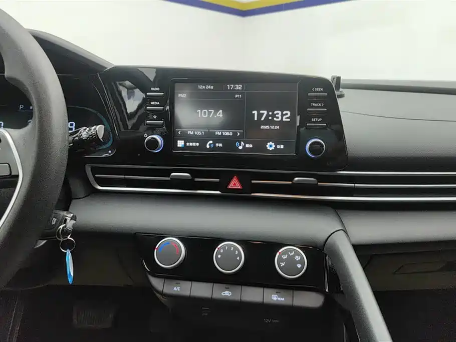 Hyundai Elantra 2023 1.5L CVT GLS Premium фото 13