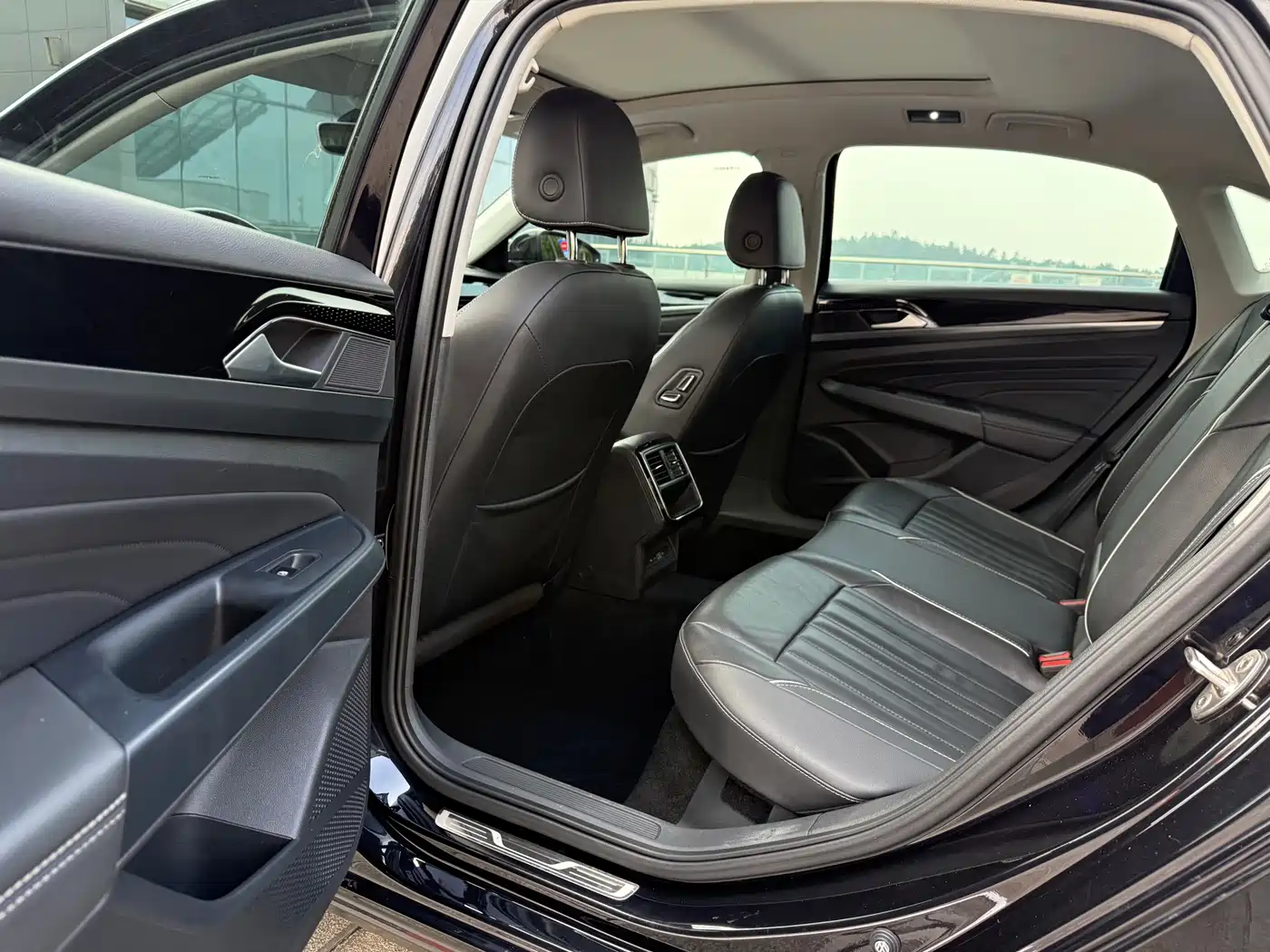Volkswagen Passat 2022 330TSI Elite Edition фото 16