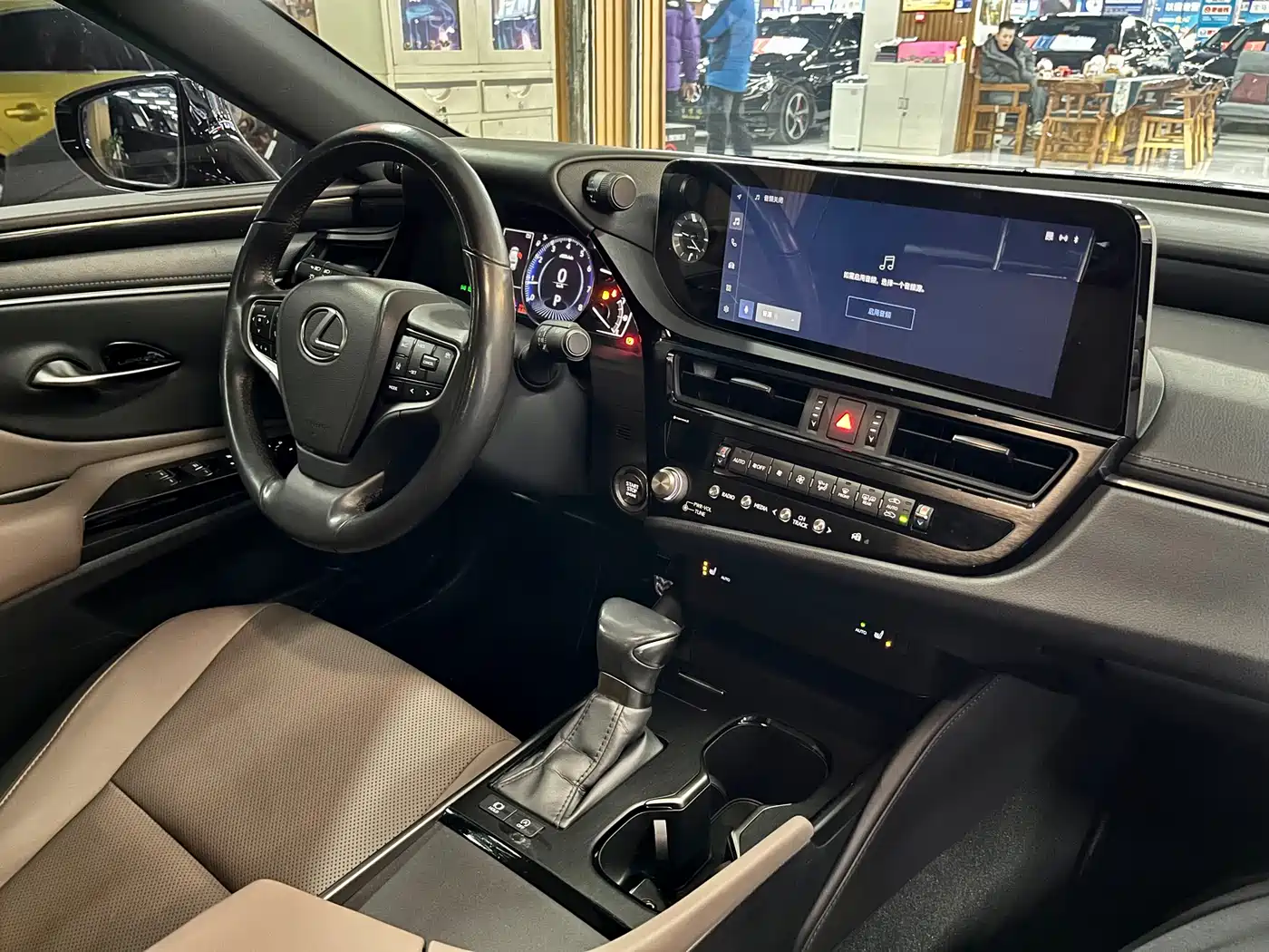 Lexus ES 2023 200 Excellence Edition фото 14