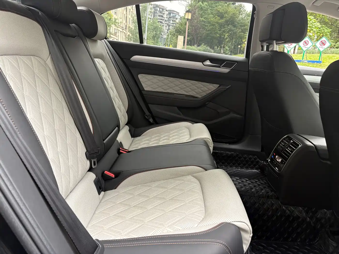 Volkswagen Magotan 2023 Model 2 Million Commemorative Edition 330TSI DSG Luxury фото 7