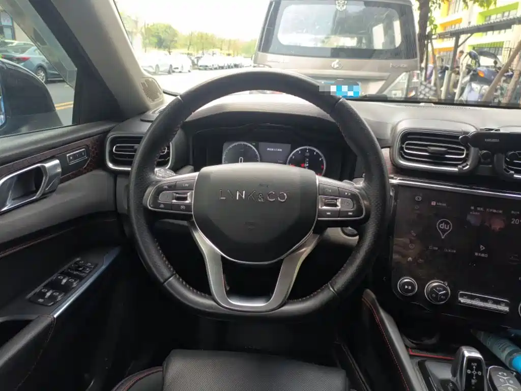 Lynk & Co 02 2018 1.5T DCT 2WD Power Pro Edition China V фото 3