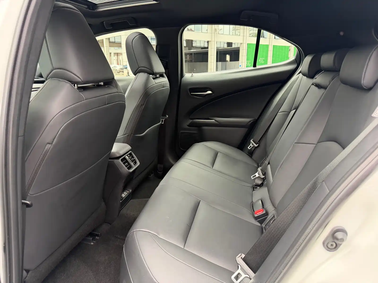 Фото 5 - Lexus UX Electric