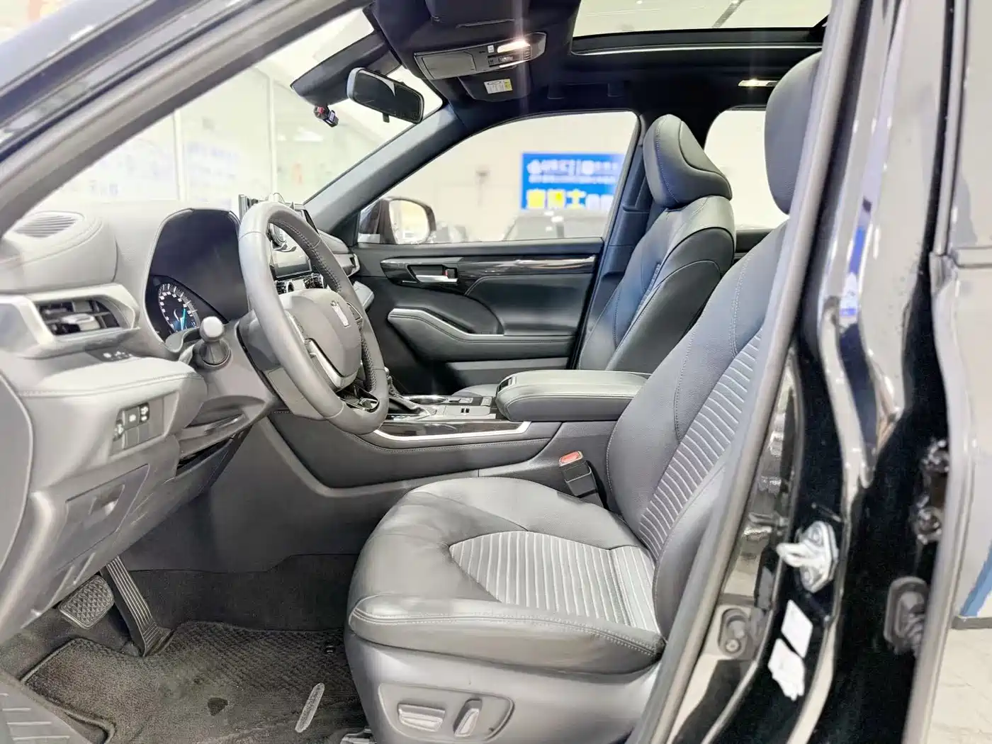 Toyota Crown Kluger 2023 2.5L HEV AWD Luxury Edition фото 4