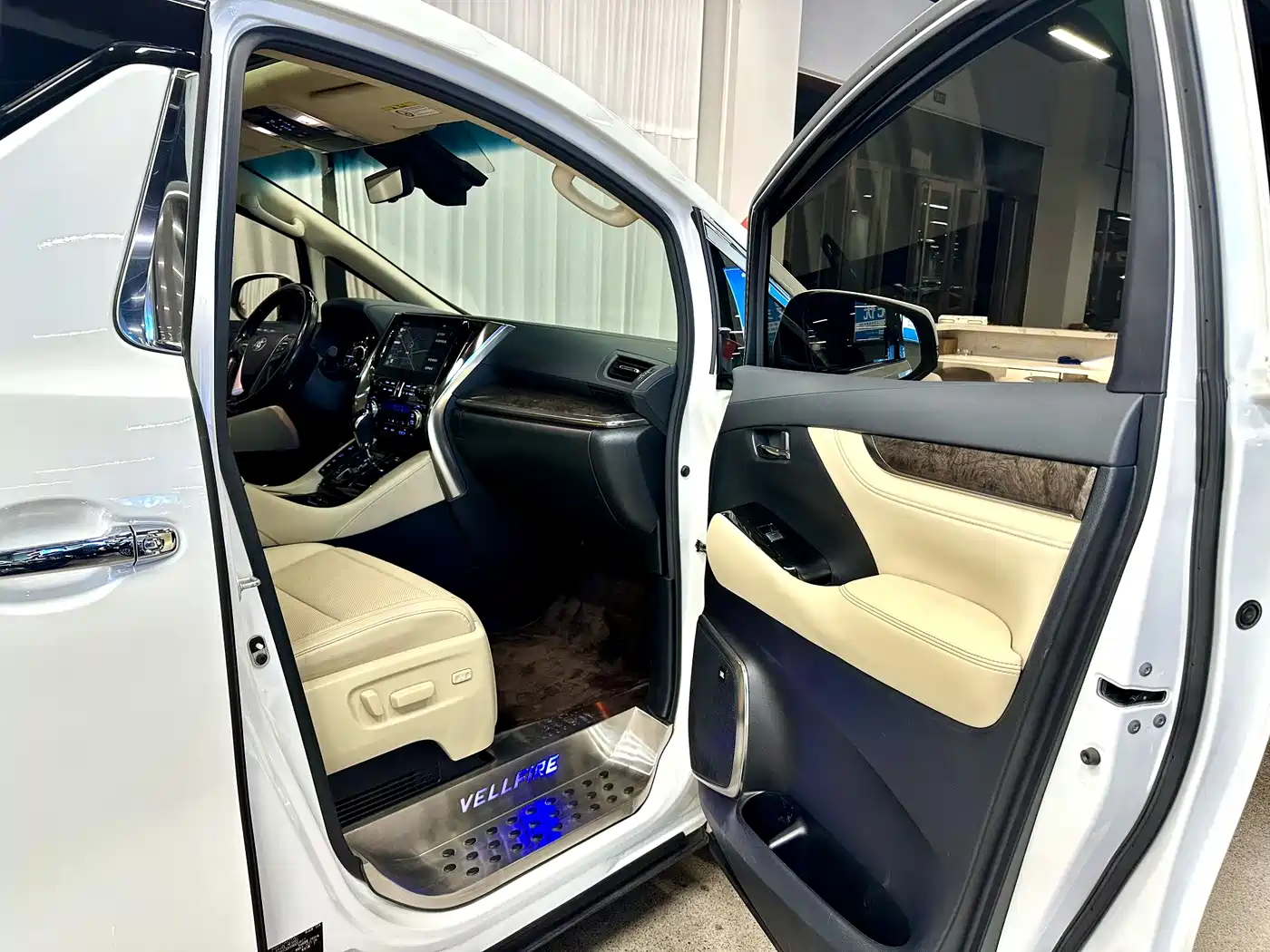Toyota Vellfire 2021 Crown Hybrid 2.5L HV Premium Edition фото 8