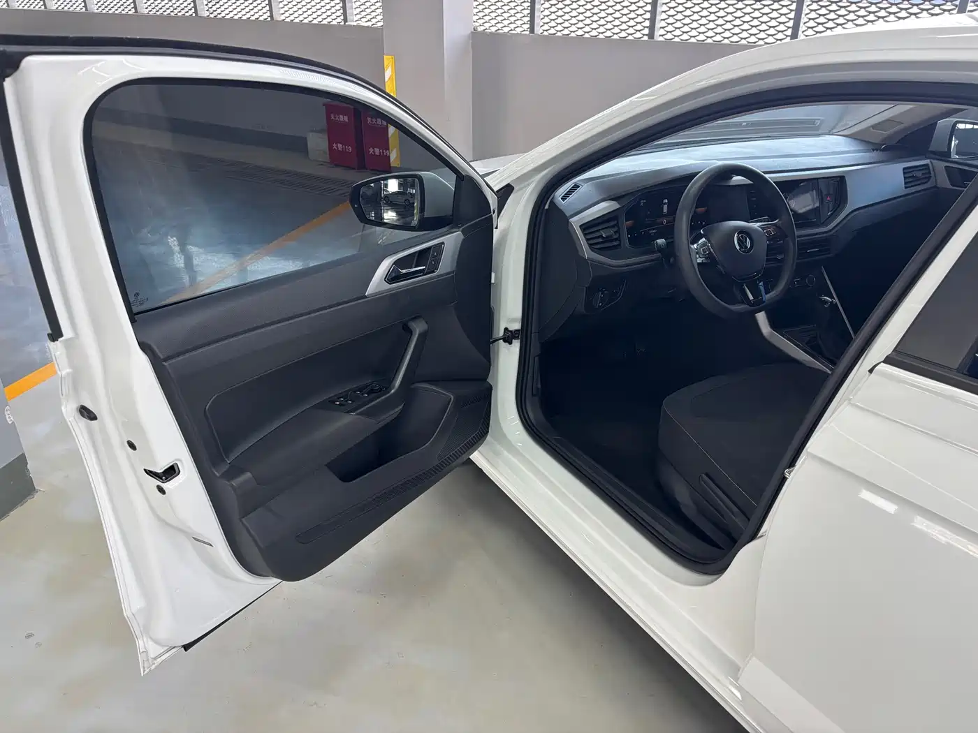 VOLKSWAGEN POLO