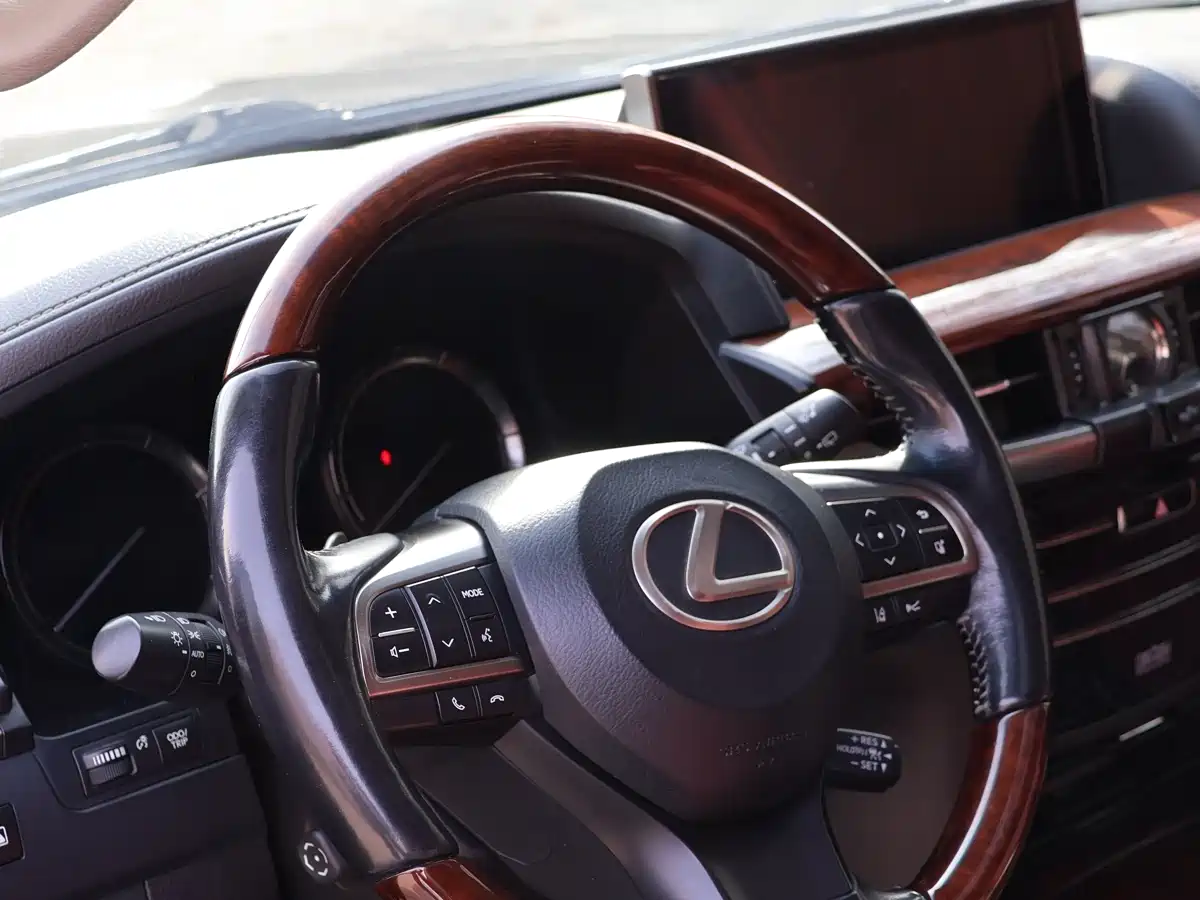 Lexus LX 2016 570 Luxury Premium Edition фото 4