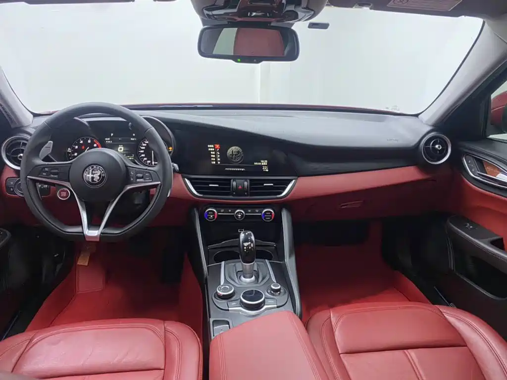 Alfa Romeo Giulia 2018 2017 2.0T 280HP Luxury Edition
