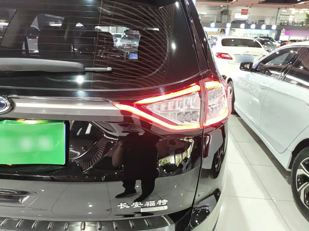 Фото 8 - Ford Edge