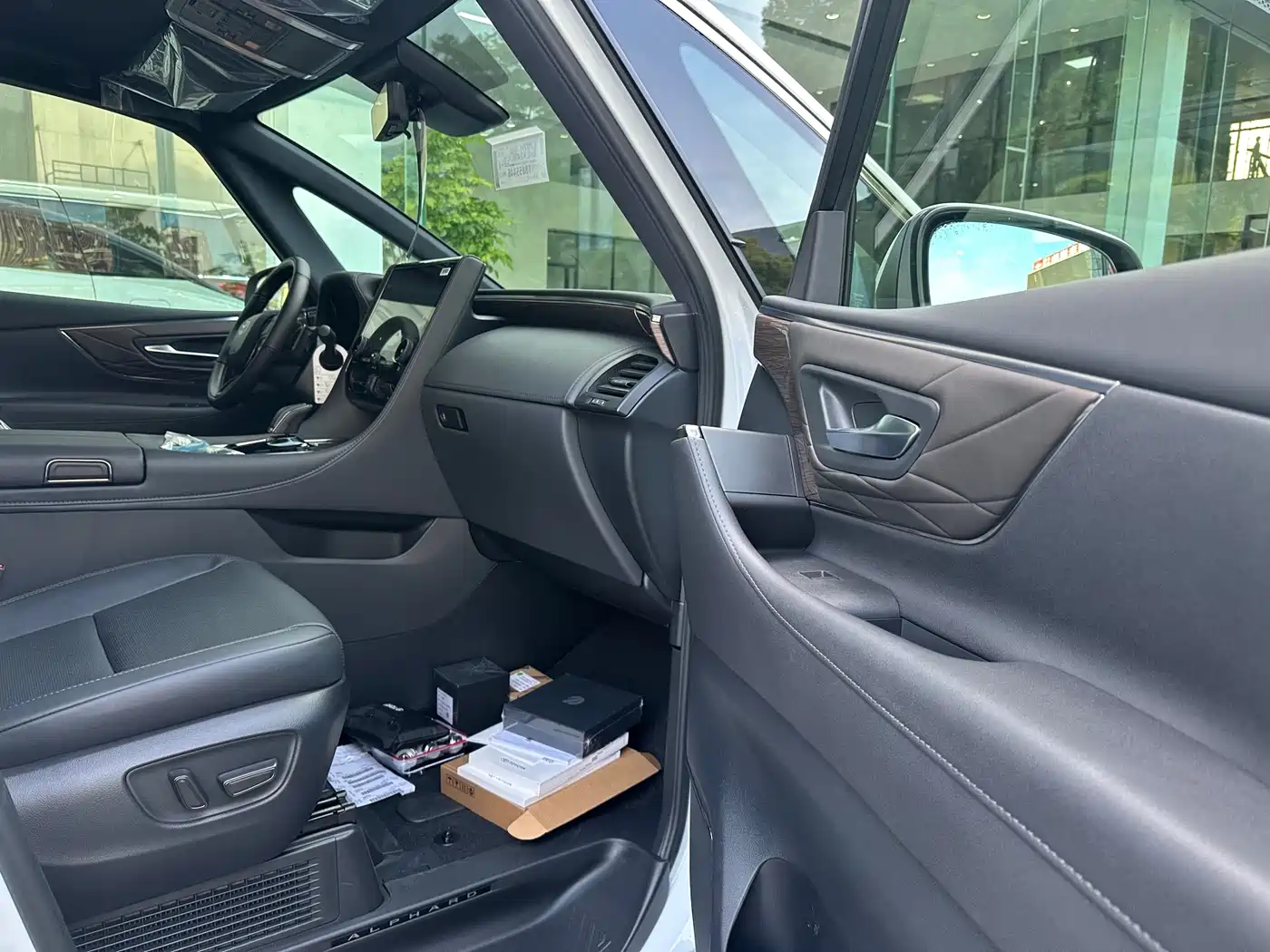 Toyota Alphard 2025 Hybrid 2.5L Ultimate Gold Edition фото 6