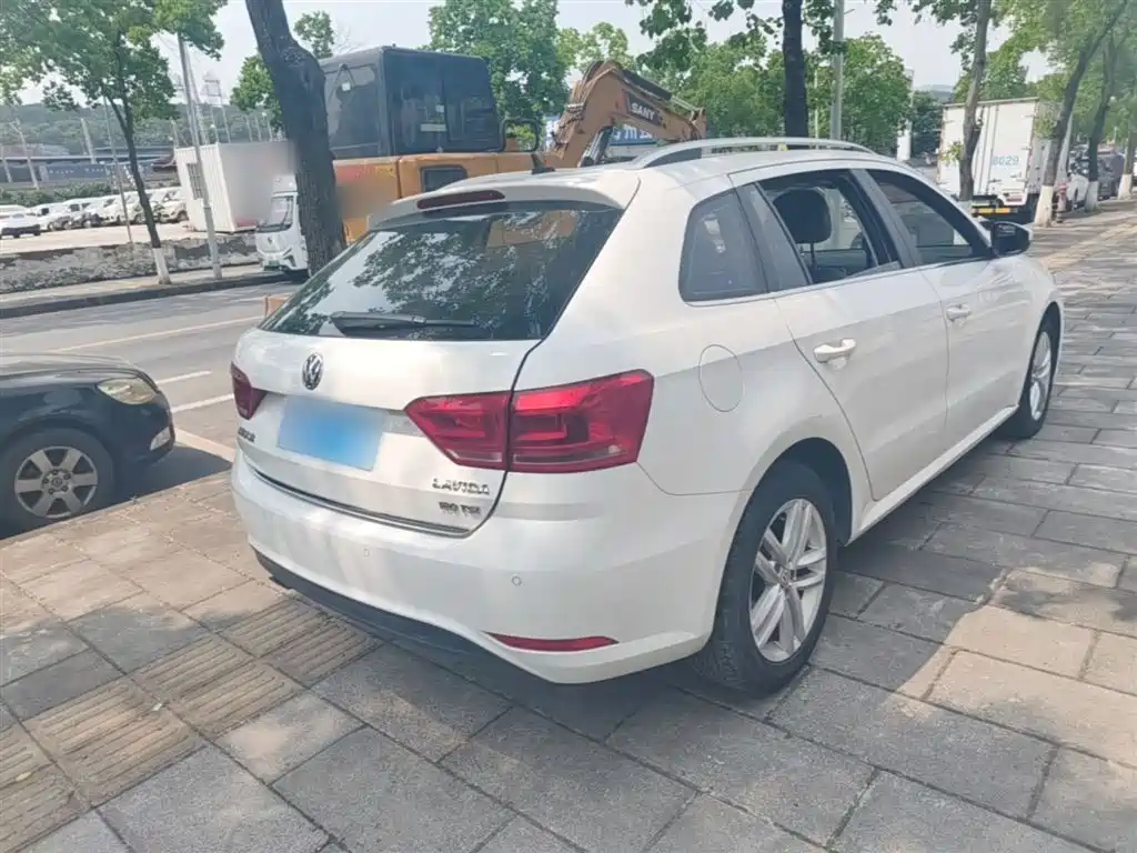 Volkswagen Lavida Tour 2017 180TSI DSG Comfort Edition фото 7