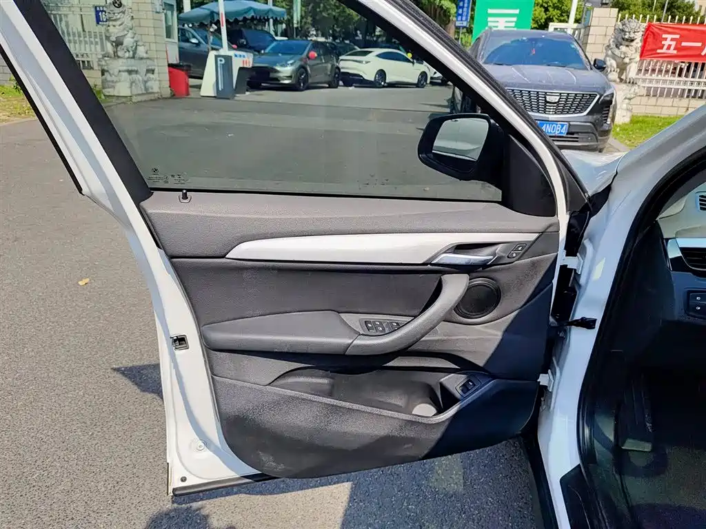 BMW X1 2016 sDrive18Li Premium Model фото 6