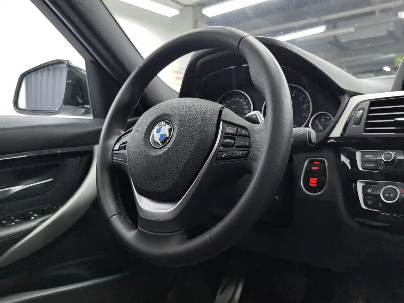 BMW 3 Series 2017 320i M Sport фото 9