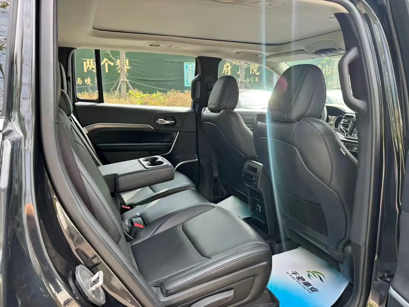 Фото 10 - Jeep Grand Commander