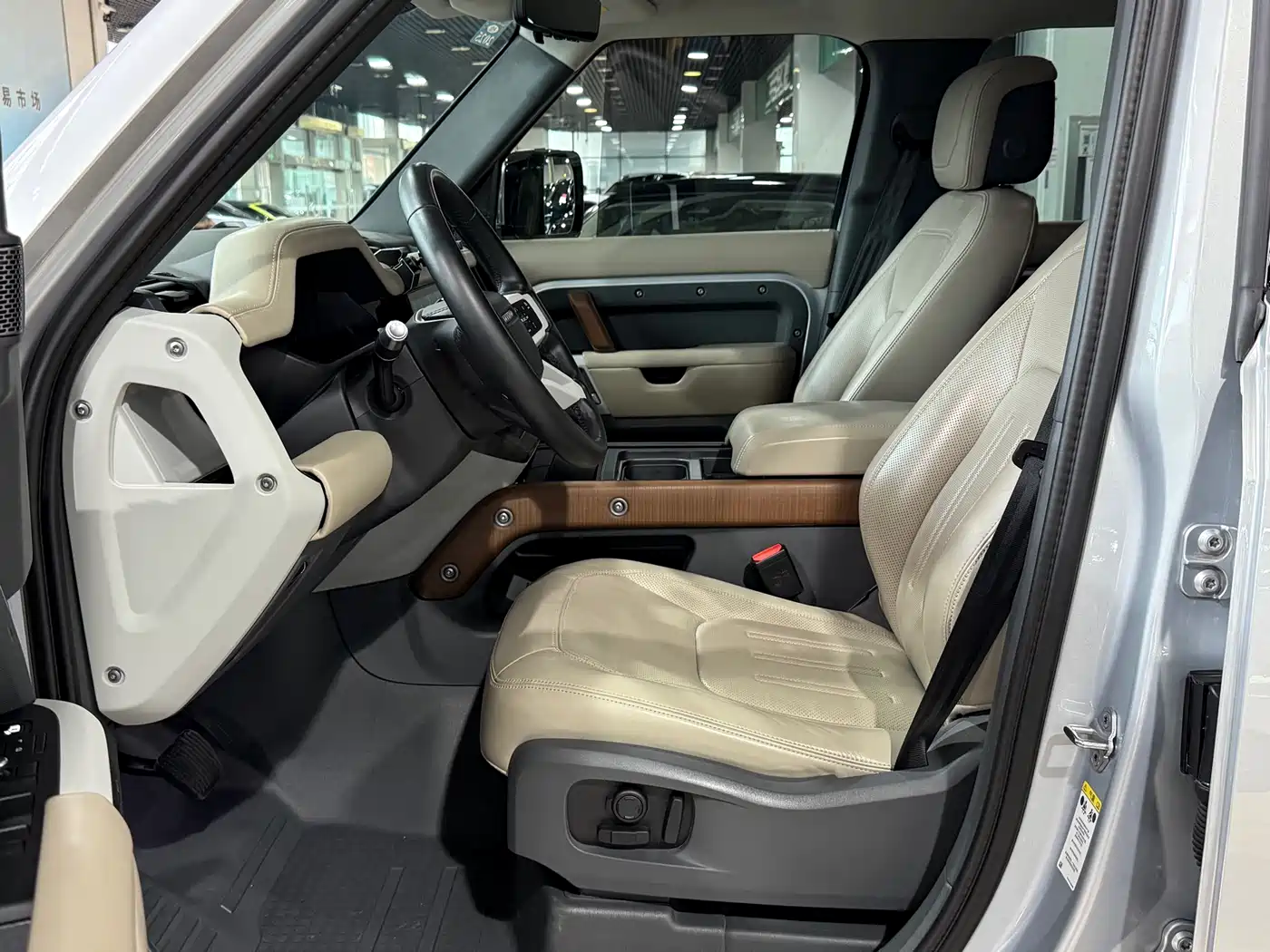 Land Rover Defender 2021 110 P400 Dark Special Edition фото 4