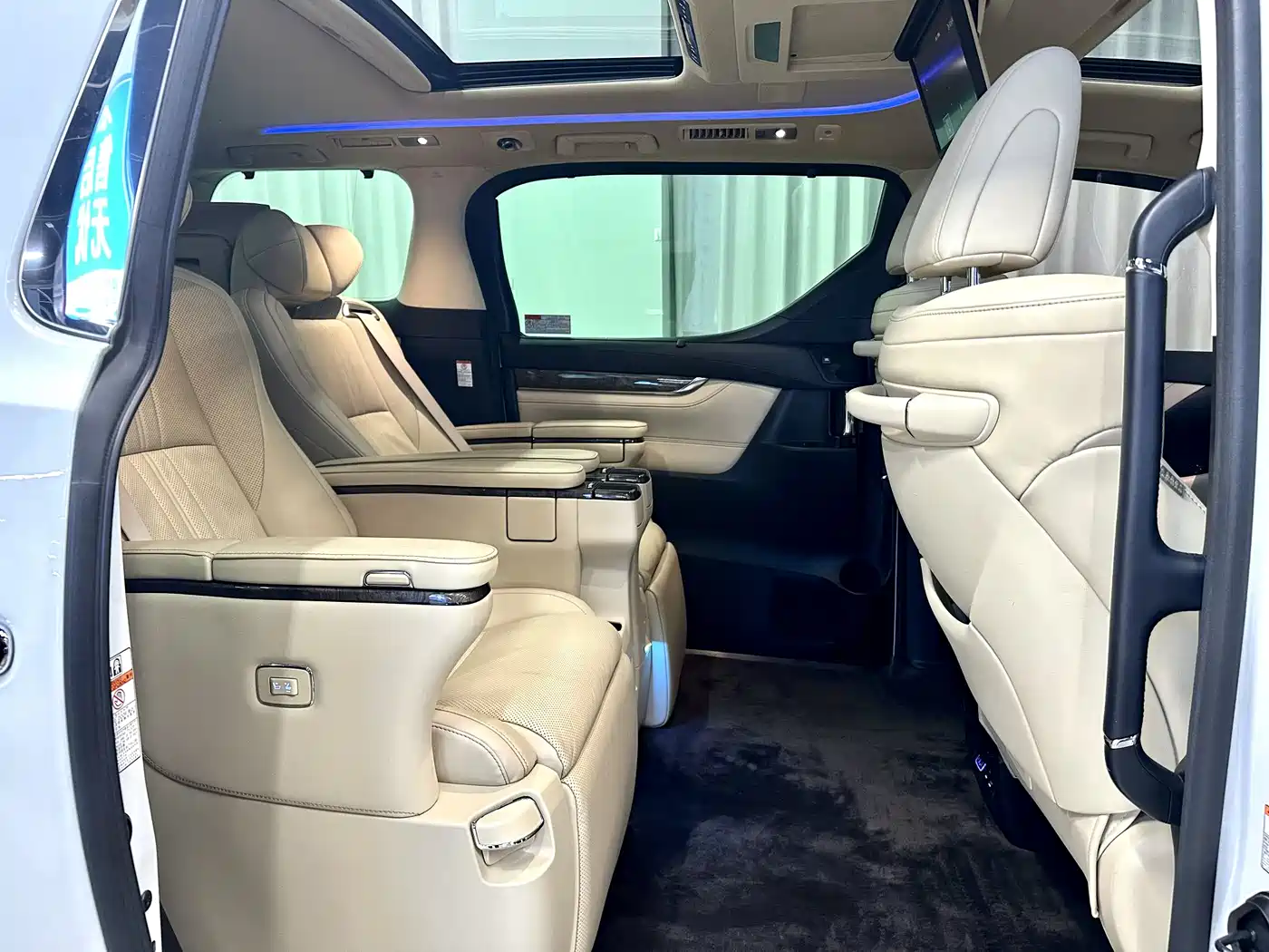 Toyota Vellfire 2021 Crown Hybrid 2.5L HV Premium Edition фото 6