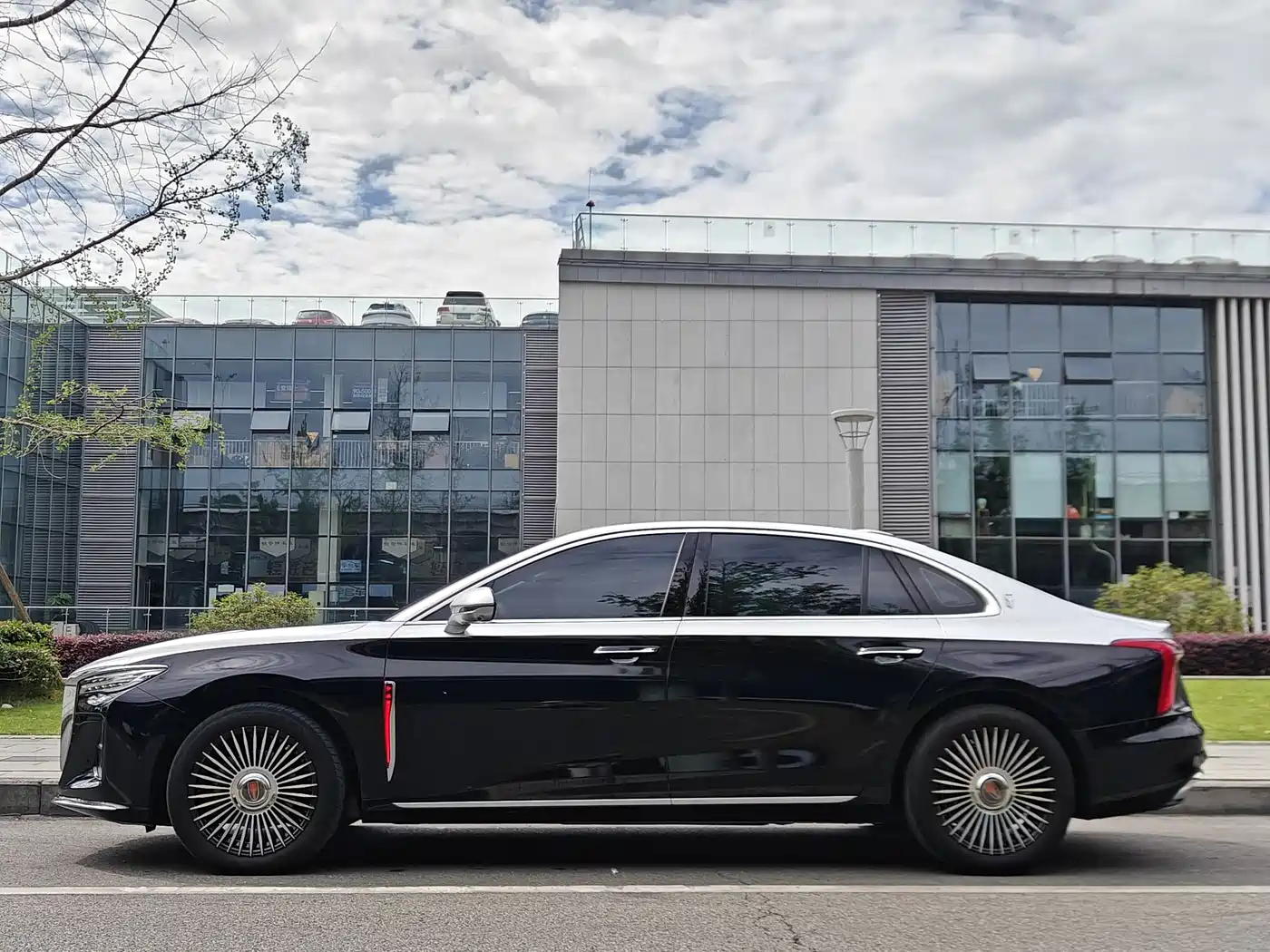 Hongqi H5 2023 1.5T HEV Smart Connect Leader Edition фото 4