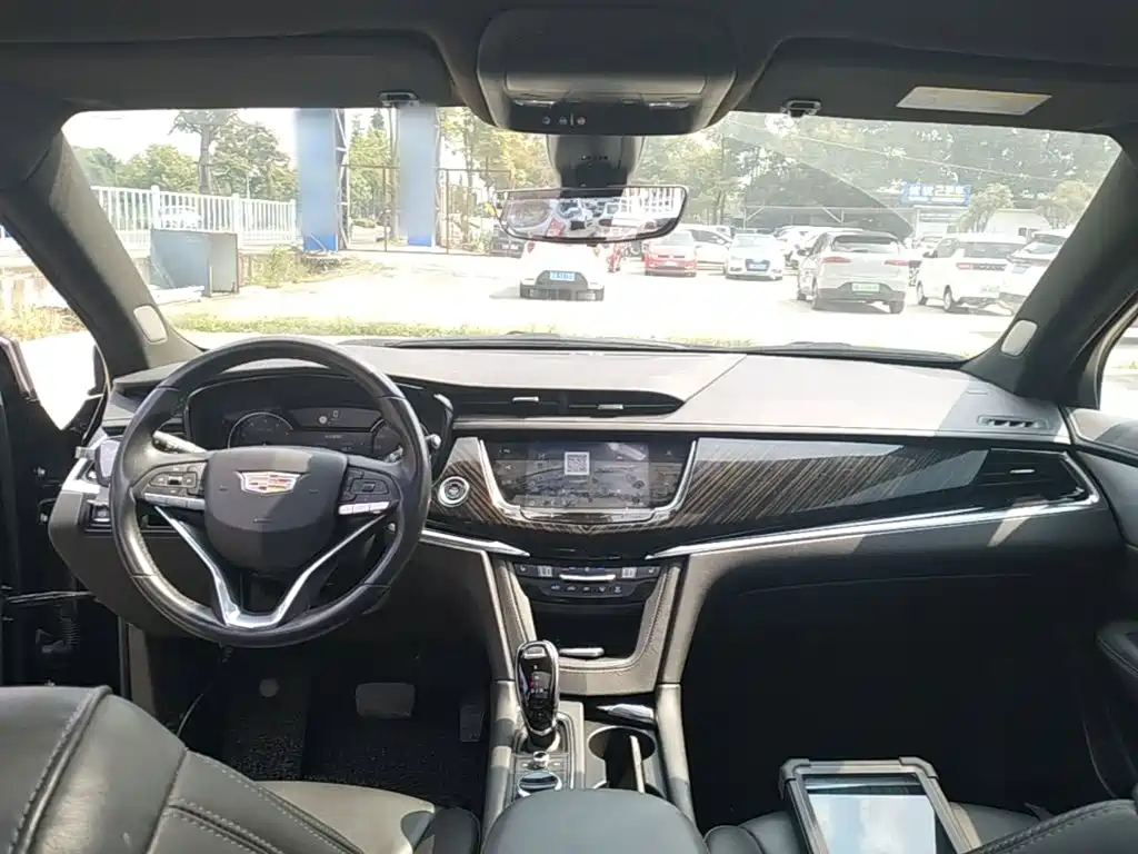 Photo 10 - Cadillac XT6