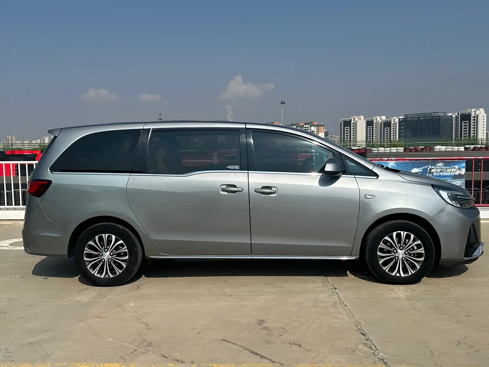 Photo 4 - Buick GL8