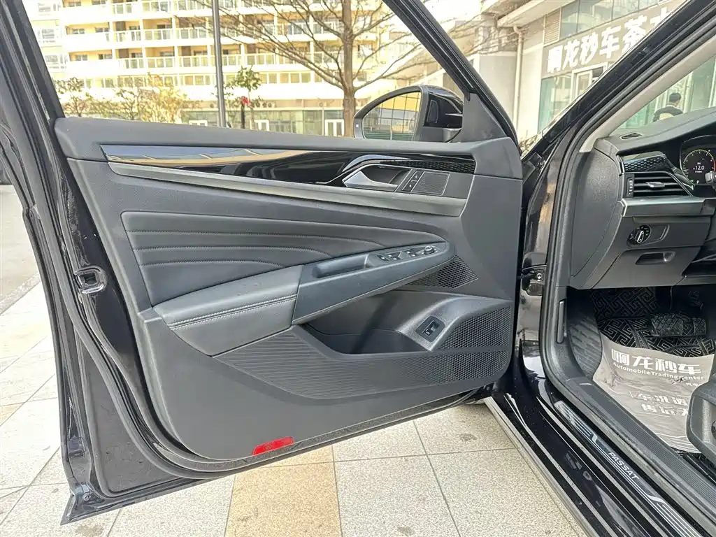 Volkswagen Passat 2022 330TSI Starlight Luxury Edition фото 26