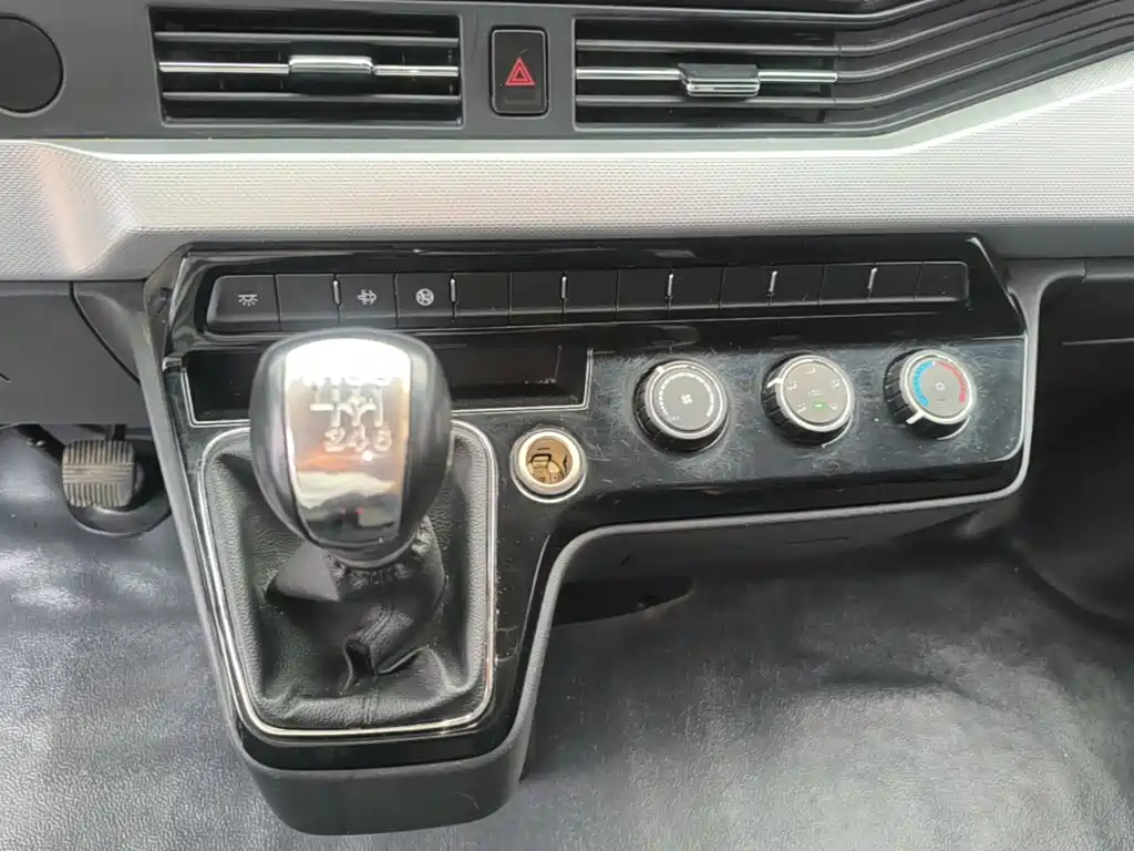 Dongfeng Yufeng Yufeng 2024 2023 V9+ 2.3T Manual FWD Van Short Wheelbase Medium Roof 3 Seater