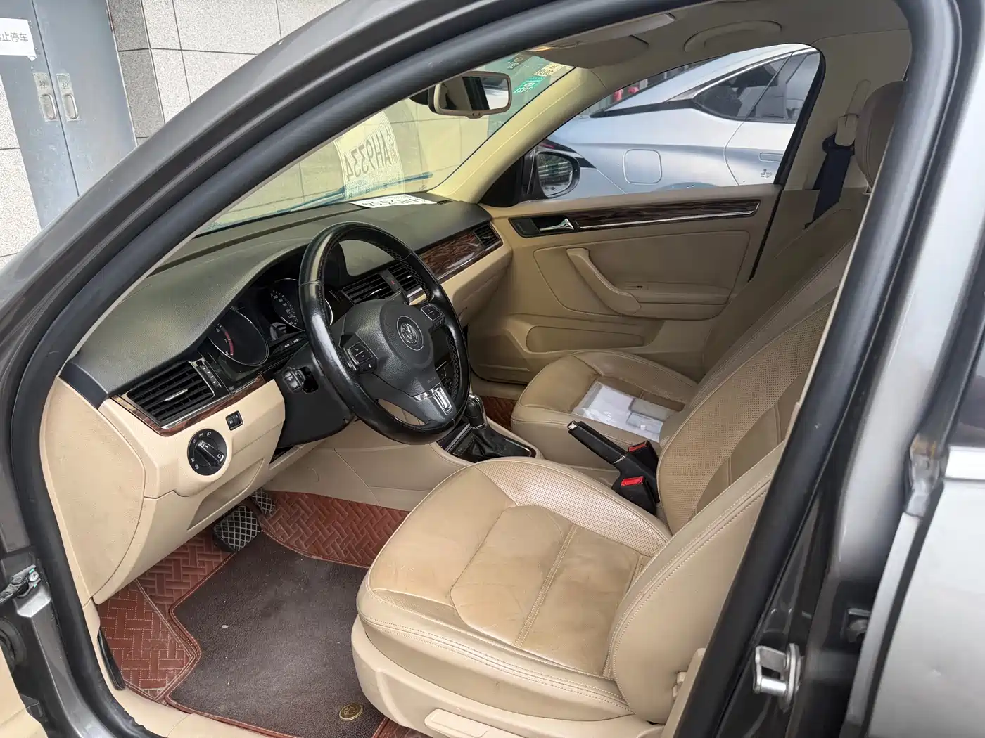 Volkswagen Bora 2013 1.6L Automatic Luxury Model фото 8