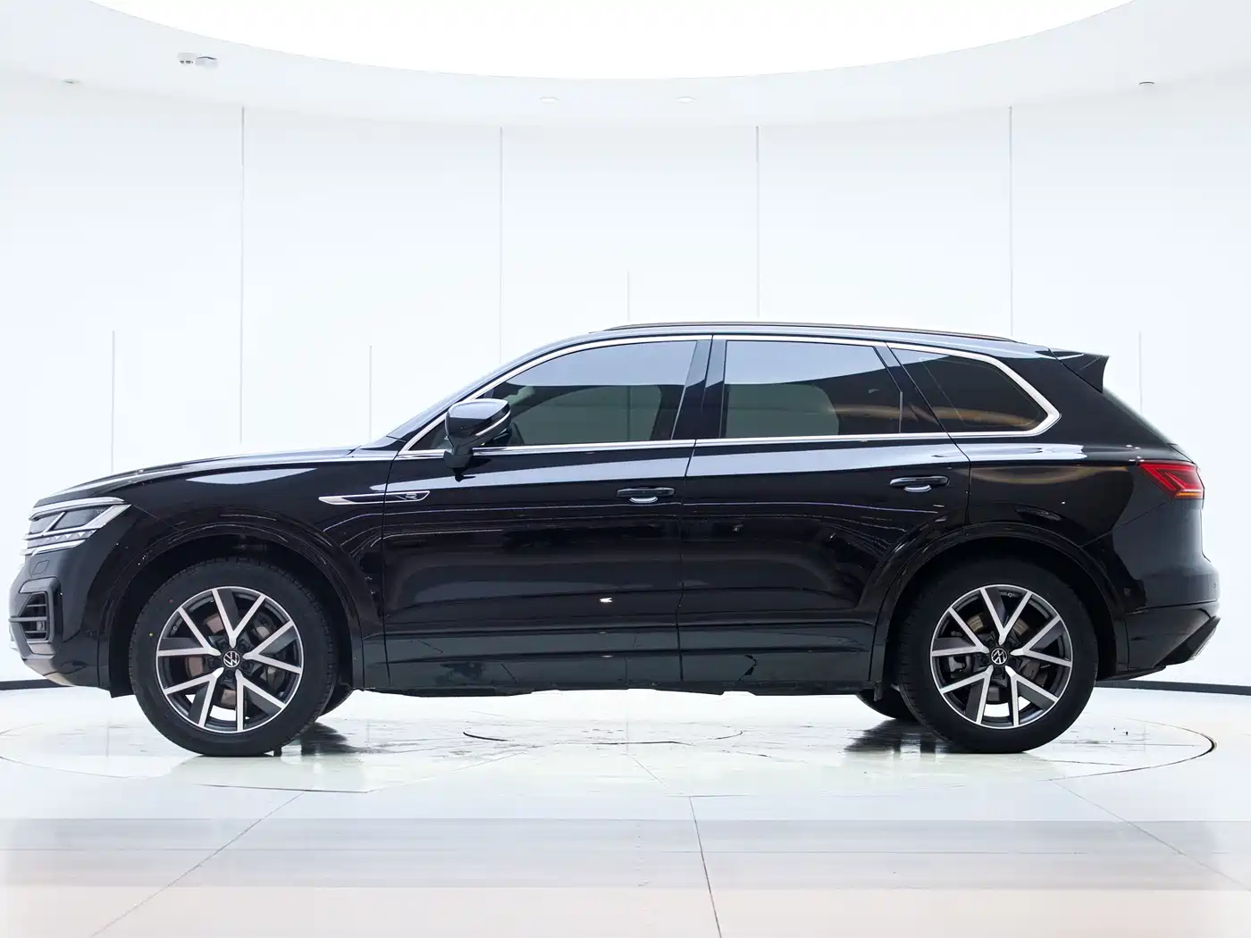 Volkswagen Touareg 2022 3.0TSI Rui Xiang Edition Classic Sport Package фото 3