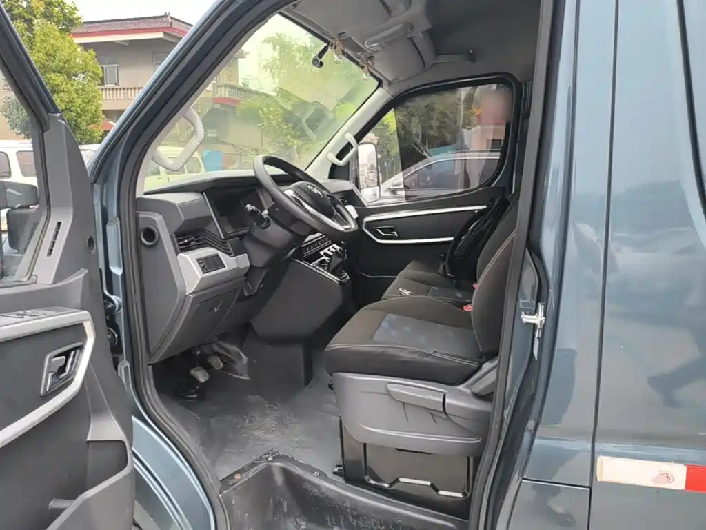 Dongfeng Yufeng Yufeng 2024 2023 V9+ 2.3T Manual FWD Van Short Wheelbase Medium Roof 3 Seater