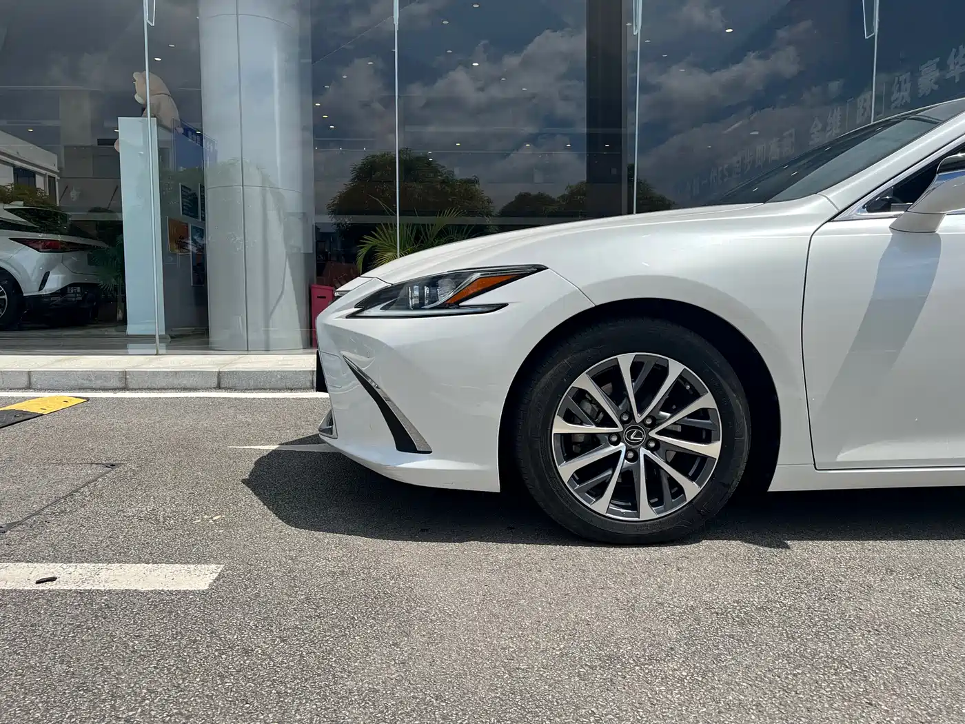 Lexus ES 2022 300h Excellence Edition фото 10