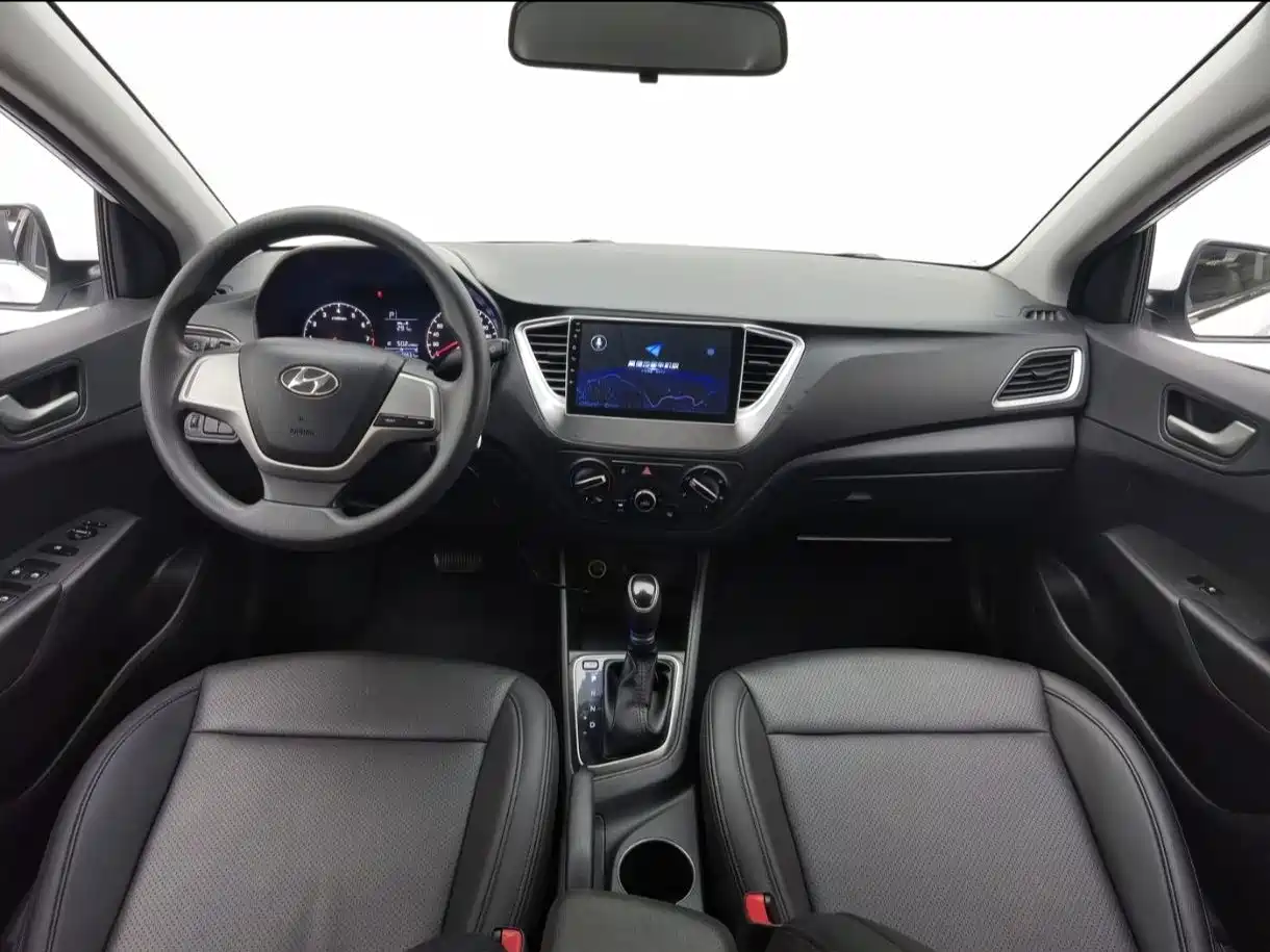 Photo 2 - Hyundai Verna
