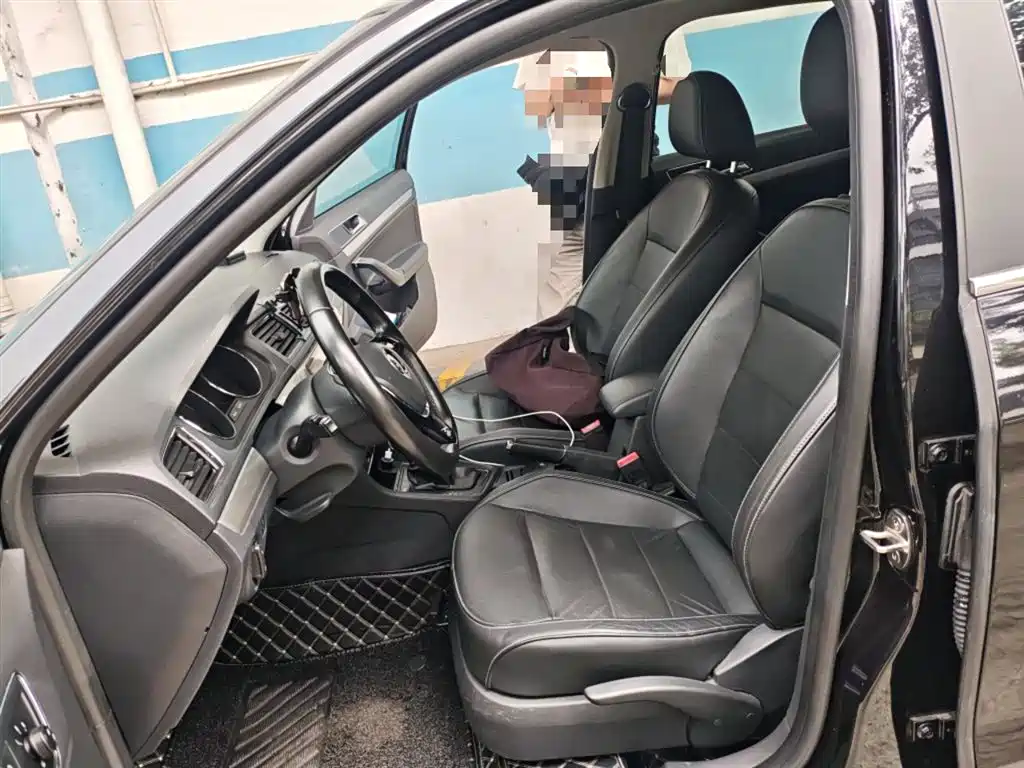 Volkswagen Lavida 2015 1.6L Automatic Comfort Edition фото 8