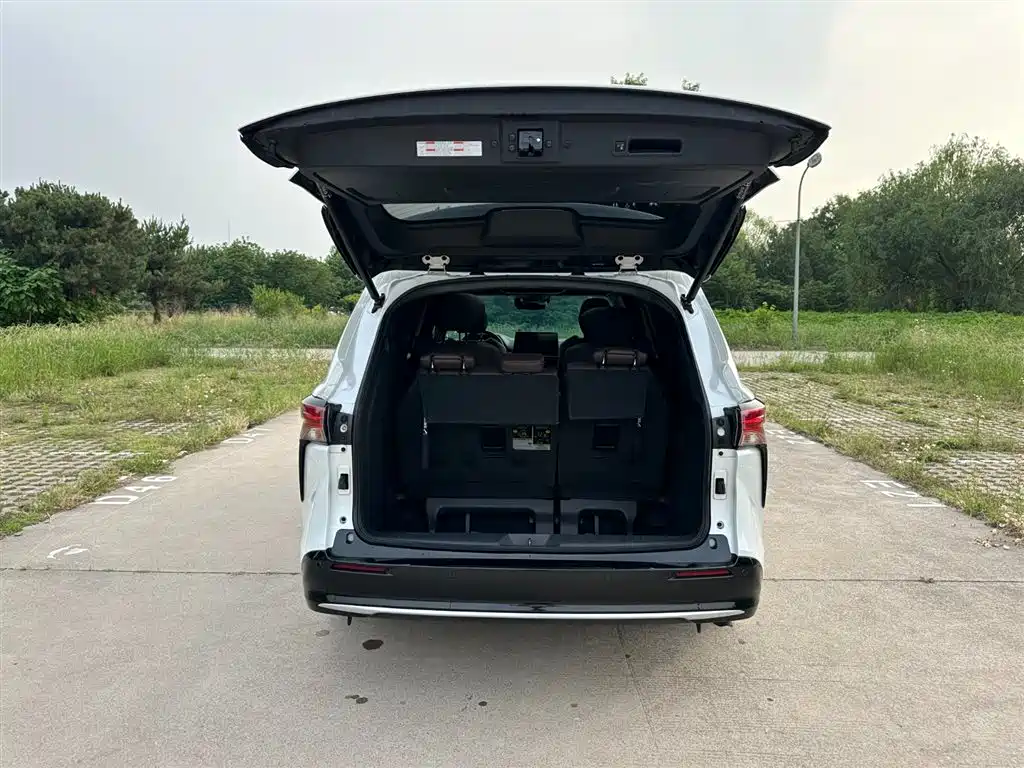 Toyota Sienna 2023 2.5L Hybrid Platinum Edition фото 8