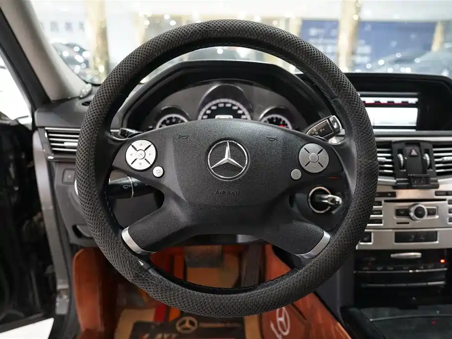Mercedes-Benz E-Class 2013 Model E 260 L CGI Fashion фото 8