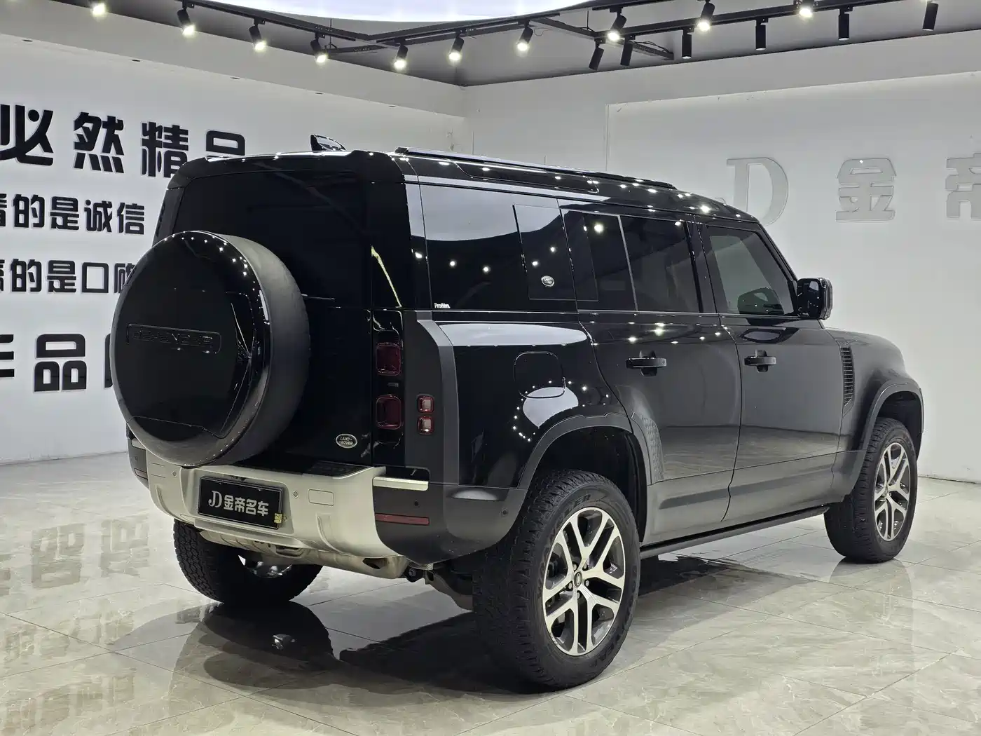 Photo 9 - Land Rover Defender