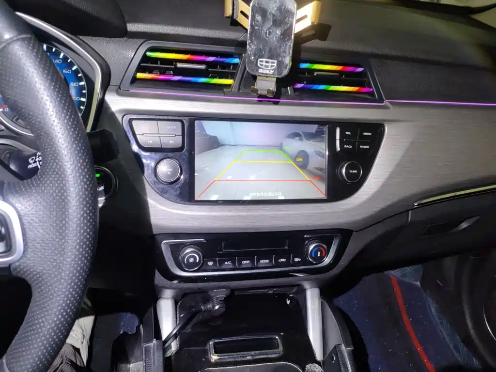Фото 9 - Geely Vision X3