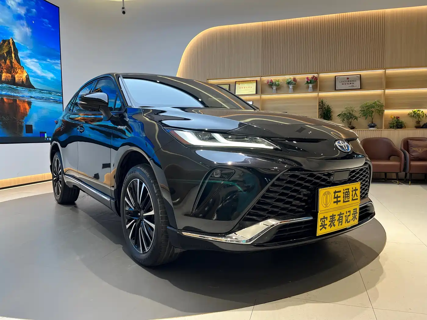 Toyota Venza 2022 Dual Engine 2.5L CVT 4WD Supreme фото 7