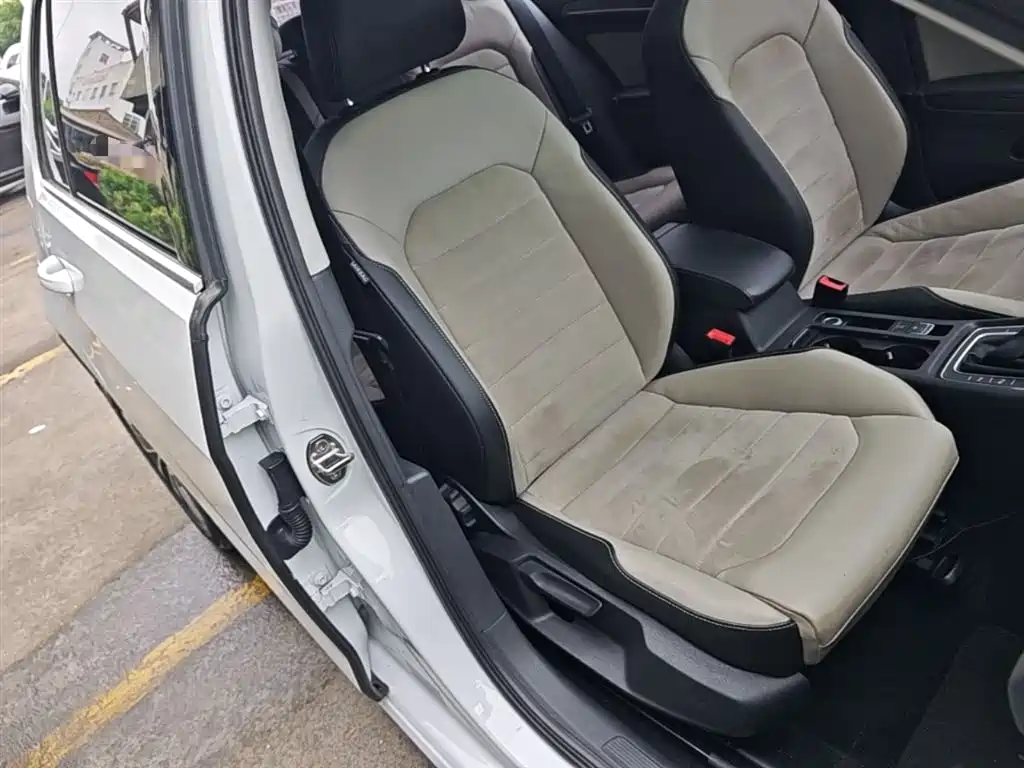 Volkswagen Golf 2017 230TSI Auto Luxury Millionth Anniversary Edition фото 20