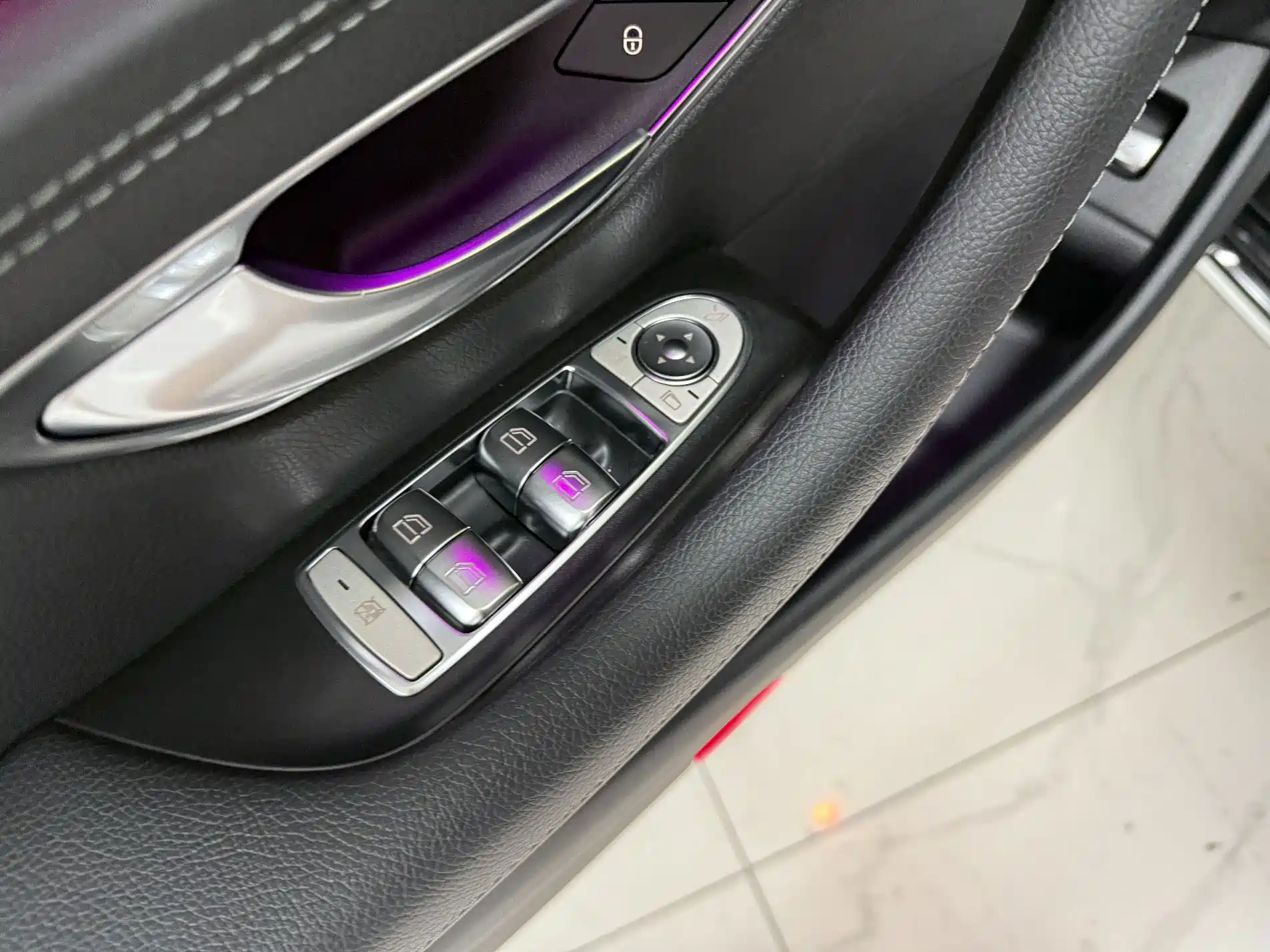 Photo 9 - Mercedes-Benz E-Class