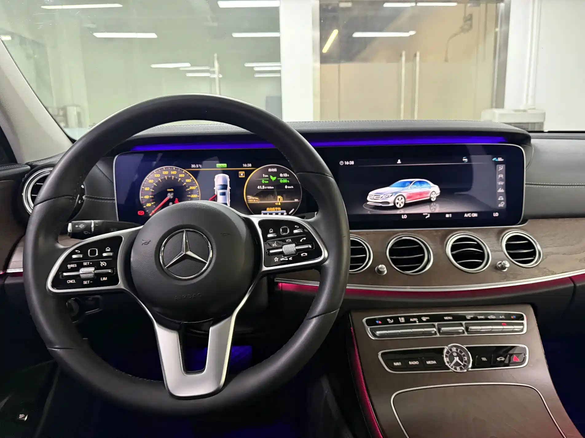 Photo 17 - Mercedes-Benz E-Class