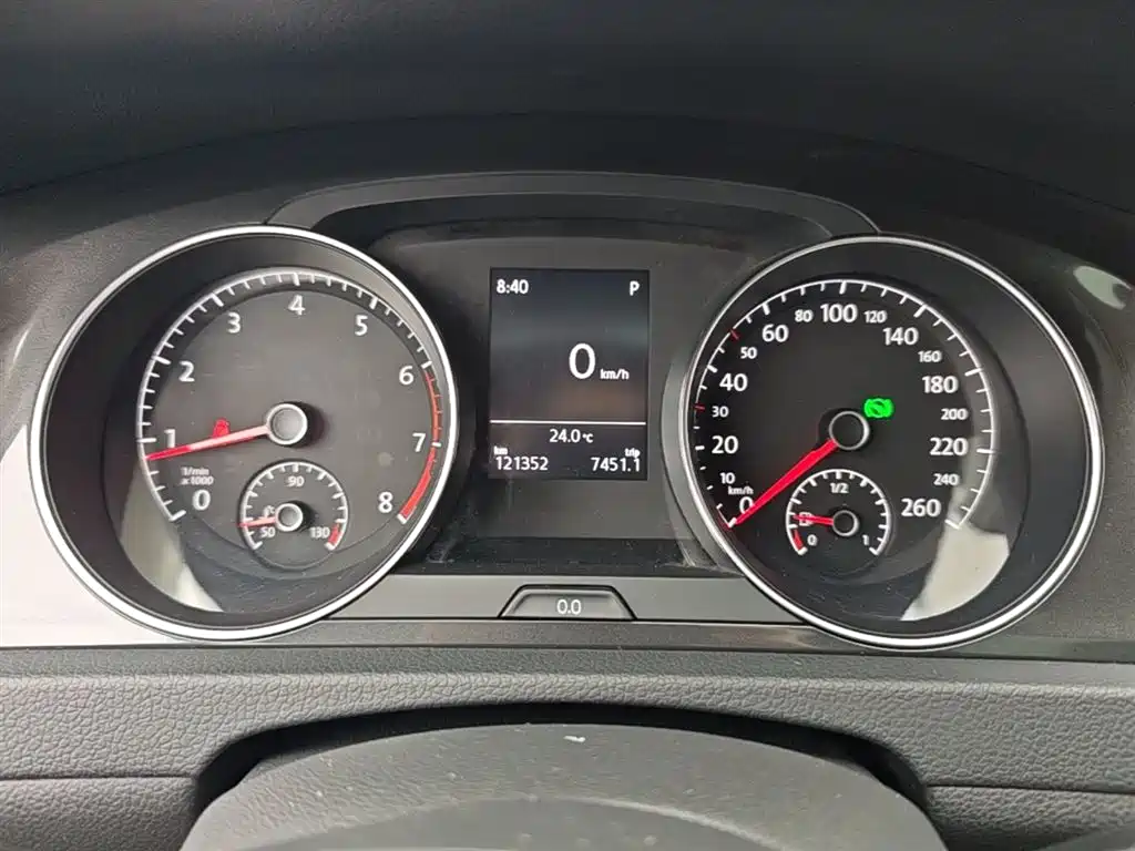 Volkswagen Golf 2017 230TSI Auto Luxury Millionth Anniversary Edition фото 8