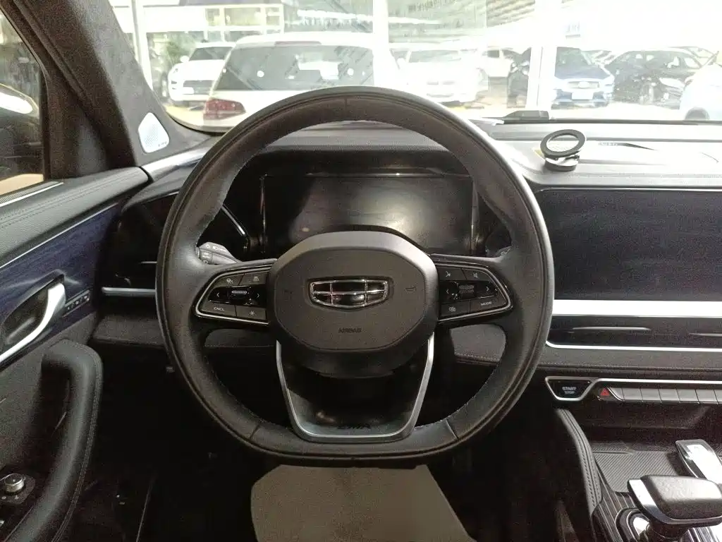 Фото 11 - Geely Monjaro