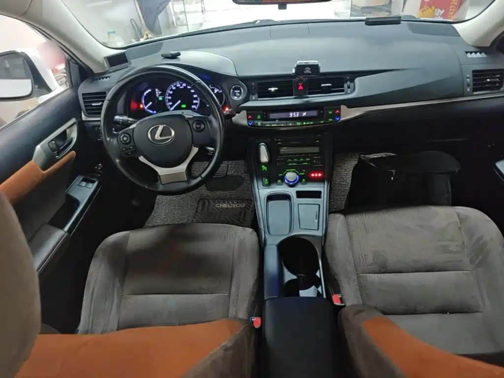 Фото 10 - Lexus CT