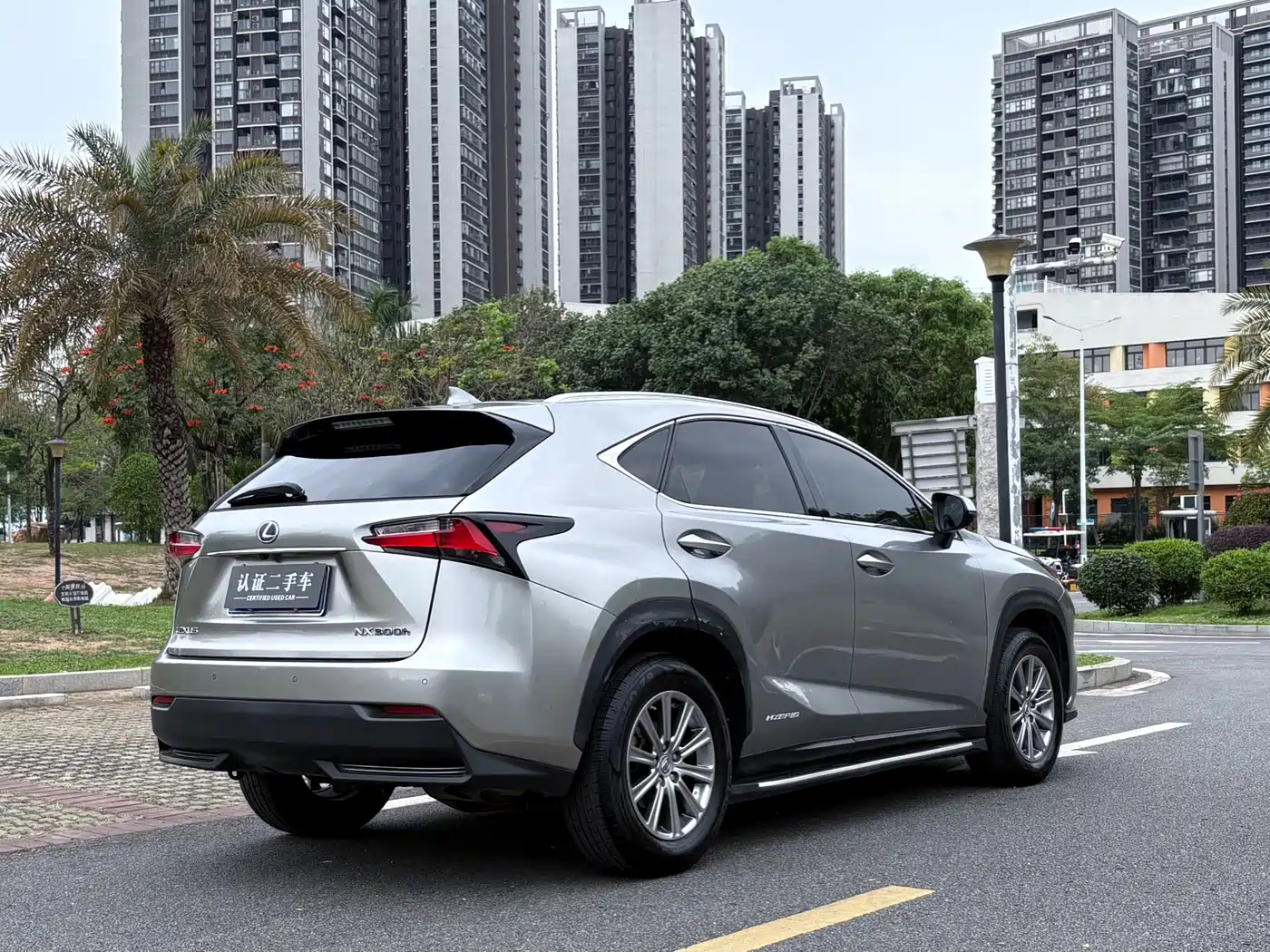 Lexus NX 2015 300h FWD Luxury фото 6