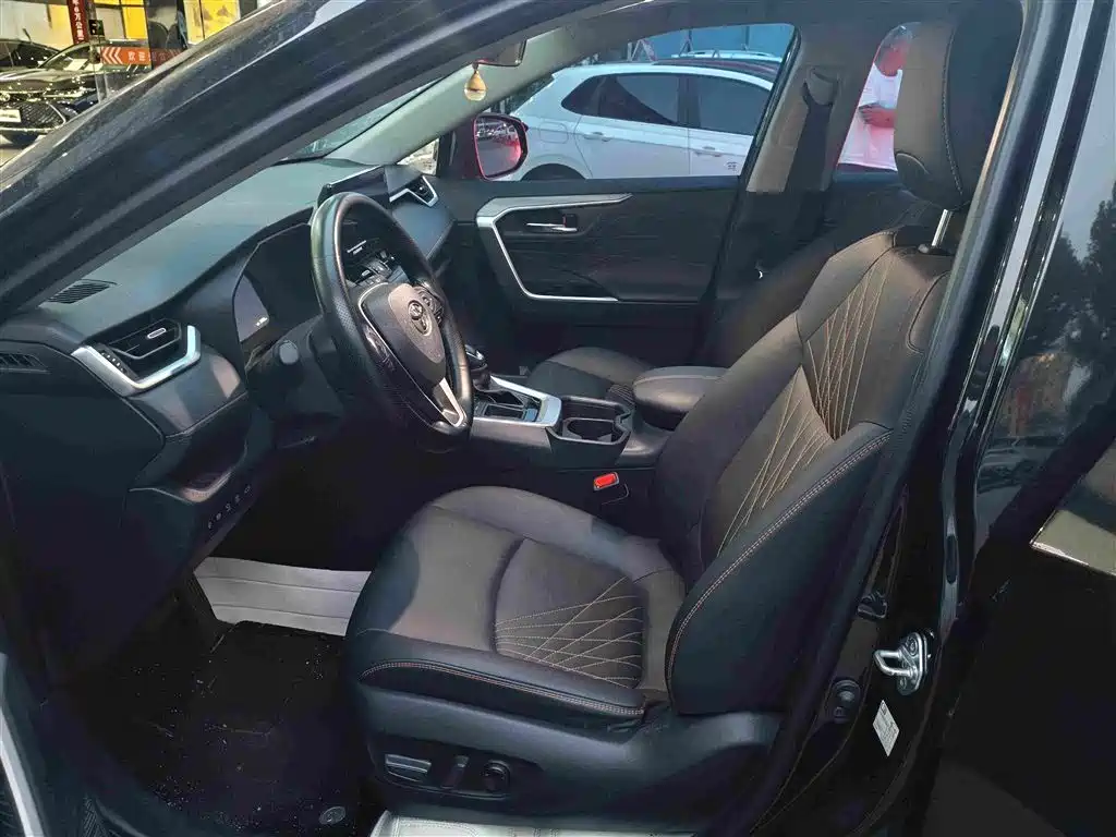 Фото 5 - Toyota RAV4