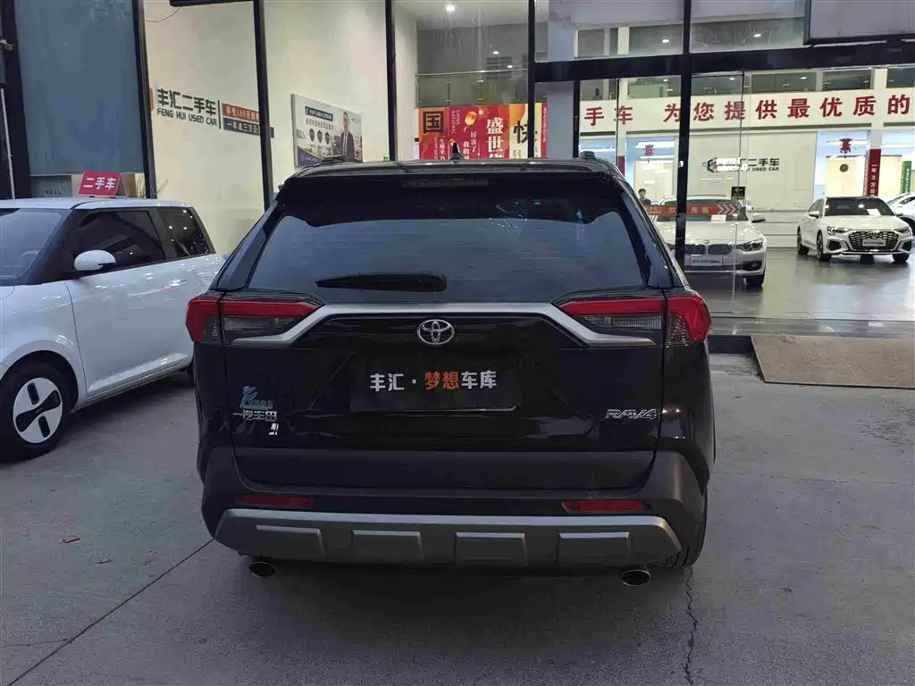 Фото 3 - Toyota RAV4