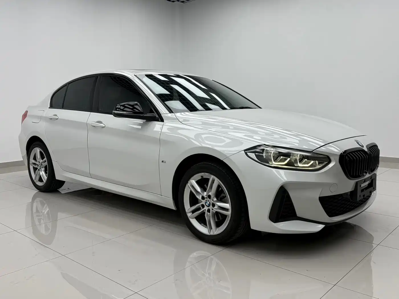 BMW 1 Series 2022 120i M Sport Shadow Edition фото 2