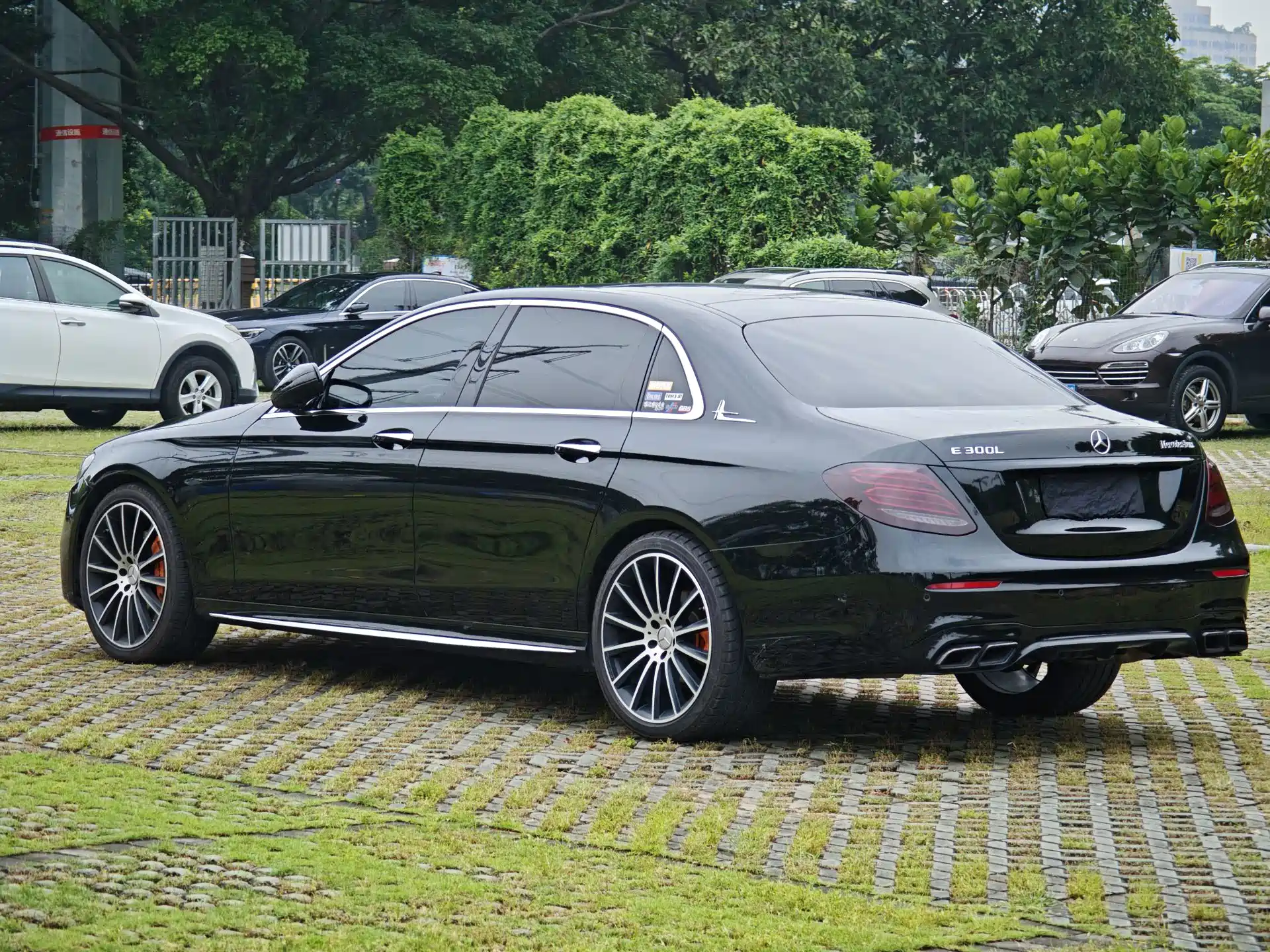 Photo 22 - Mercedes-Benz E-Class
