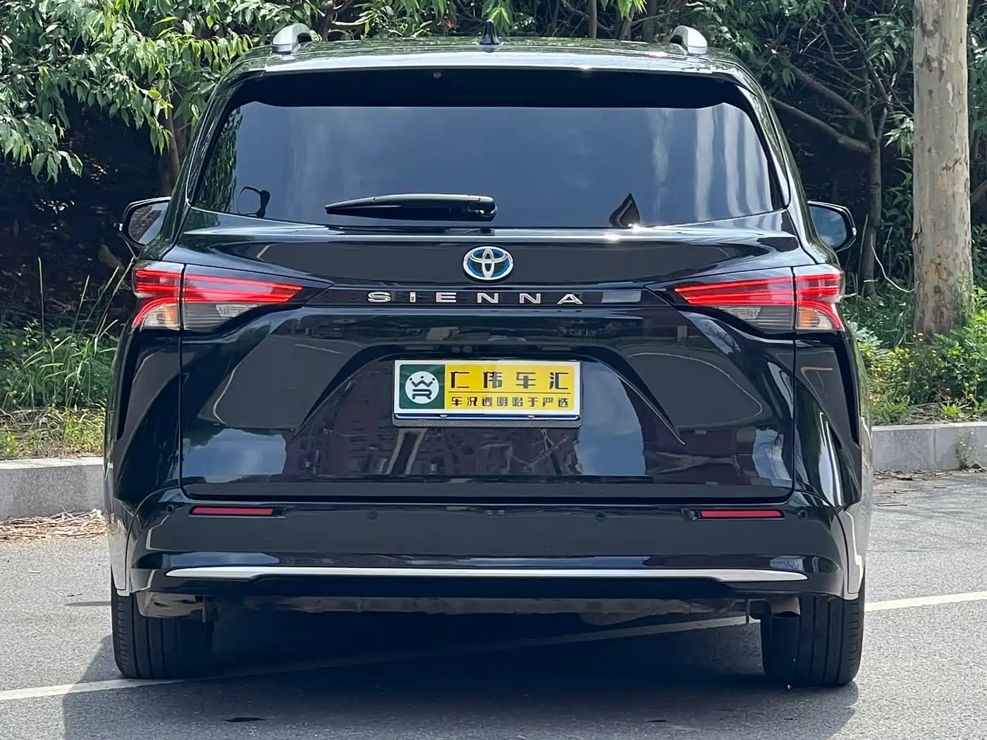 Toyota Sienna 2023 2.5L Hybrid Platinum Edition фото 5