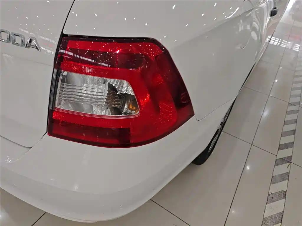 Škoda Rapid 2015 1.6L Automatic Joy Selection фото 8