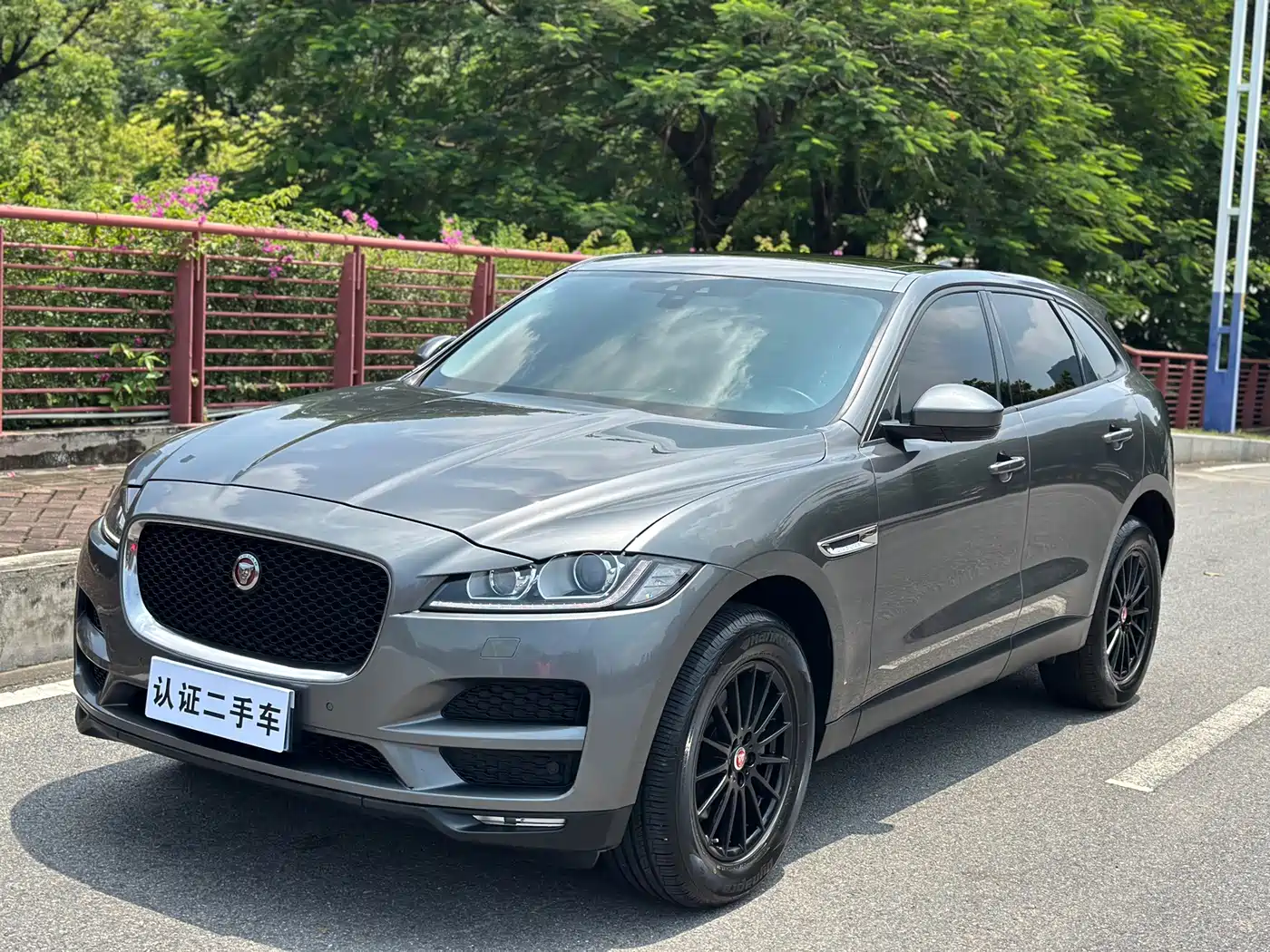 Фото 1 - Jaguar F-PACE