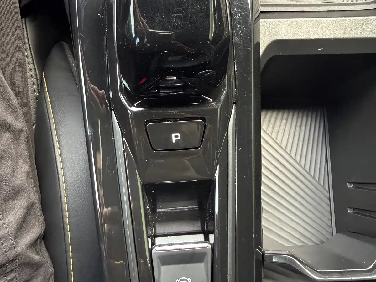Фото 22 - Geely Binyue